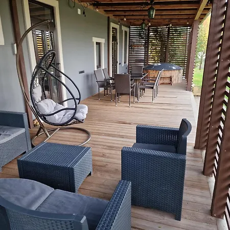 Benhaus Ar Pirti Un Ara Kublu 招待所 Sarkani